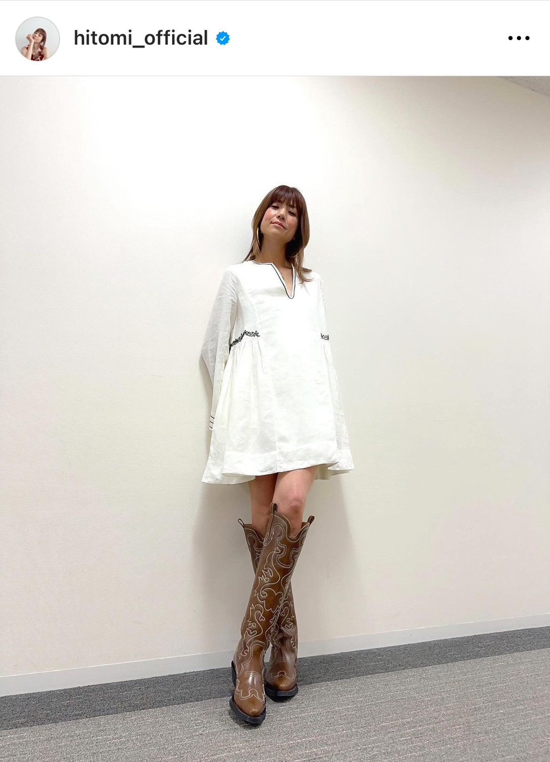 48歳・hitomi、“絶対領域”あらわなミニスカコーデ「こういうAライン