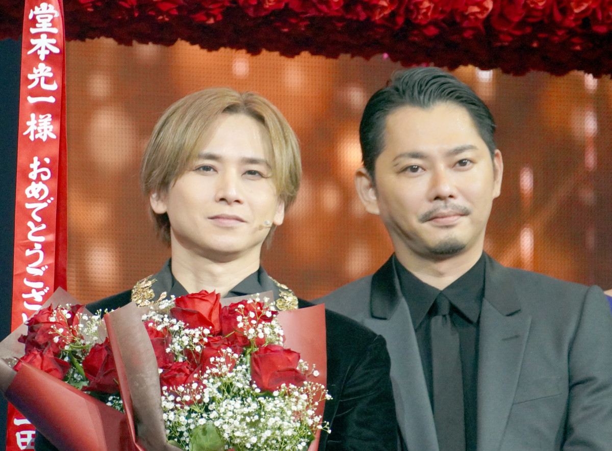 今井翼、堂本光一の快挙にサプライズ登場で熱烈ハグ 『SHOCK』の歴史