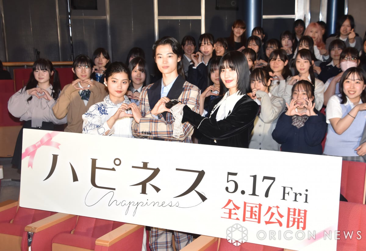 女子高生　集団 画像・写真 | 蒔田彩珠＆橋本愛、ロリータファッションを堪能 窪塚愛流「すごく似合っていて優雅で…」 2枚目 | ORICON NEWS