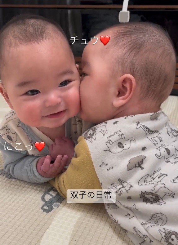 ほっぺをスリスリし合う0歳双子兄弟＆兄の帰りを待つ8ヵ月の双子兄弟の姿「愛おしいがダダ漏れしてる」「極上のお出迎え」  ｜最新ニュース｜eltha（エルザ）