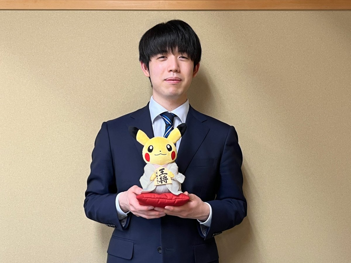 ピカチュウ×藤井聡太八冠コラボ 新将棋会館クラファンの返礼品ぬいぐるみ | ORICON NEWS