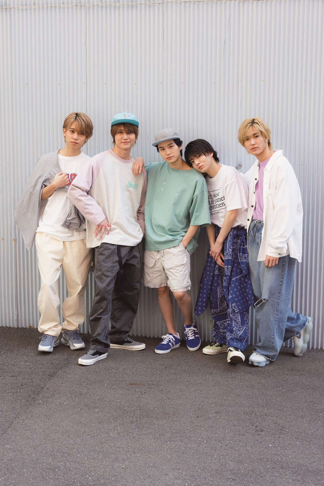 Lil かんさい、『mini』で個性派Tシャツを着こなし 撮影の雰囲気は