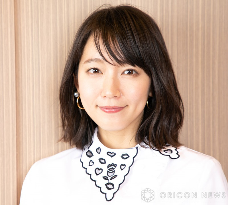 吉岡里帆、太もも輝く“超ミニ”美脚スタイルに反響「さすが」「彫刻みたい」「めちゃくちゃ綺麗」 | ORICON NEWS