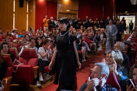 �J���k�̊ϋq�̑O�Ɏp���������͍��D�����f��w�i�~�r�A�̍����x�J���k���ۉf��ՂŌ�����f 