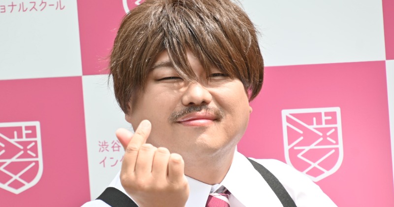 クロちゃん、女子高入学式に登場で学生から悲鳴 まさかのキス顔も披露