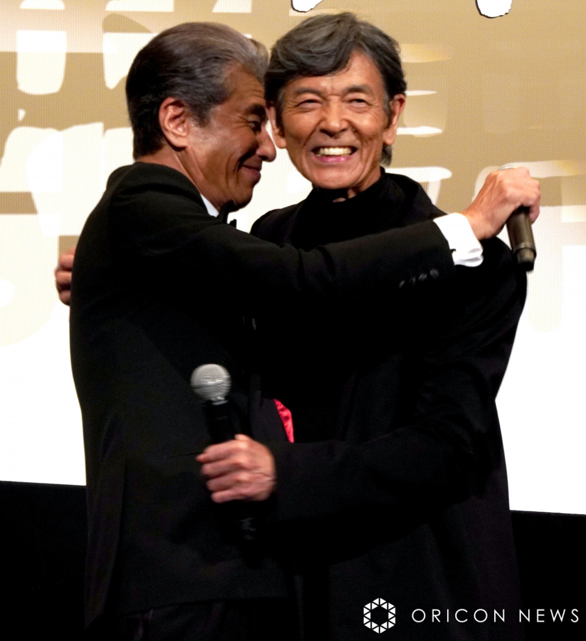 舘ひろし“タカ”＆柴田恭兵“ユージ”、公開初日に熱いハグ「会えたのは奇跡」 | ORICON NEWS