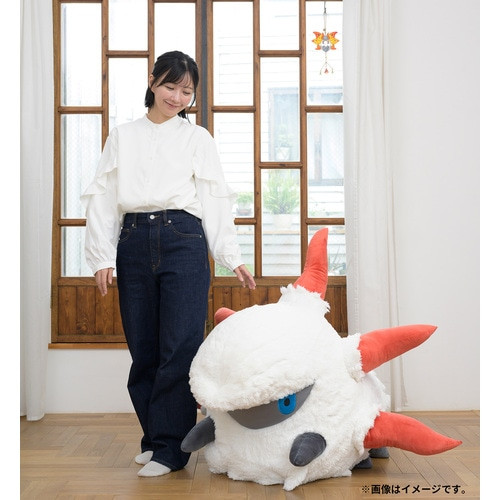 ポケモン「等身大メラルバぬいぐるみ」登場 もふもふ＆触り心地