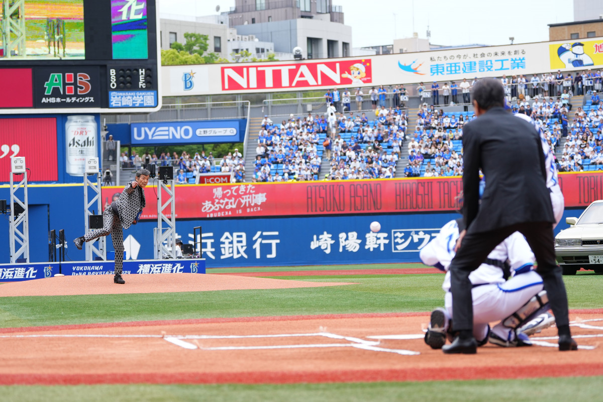 舘ひろし＆柴田恭兵『あぶない刑事』が横浜スタジアムで始球式