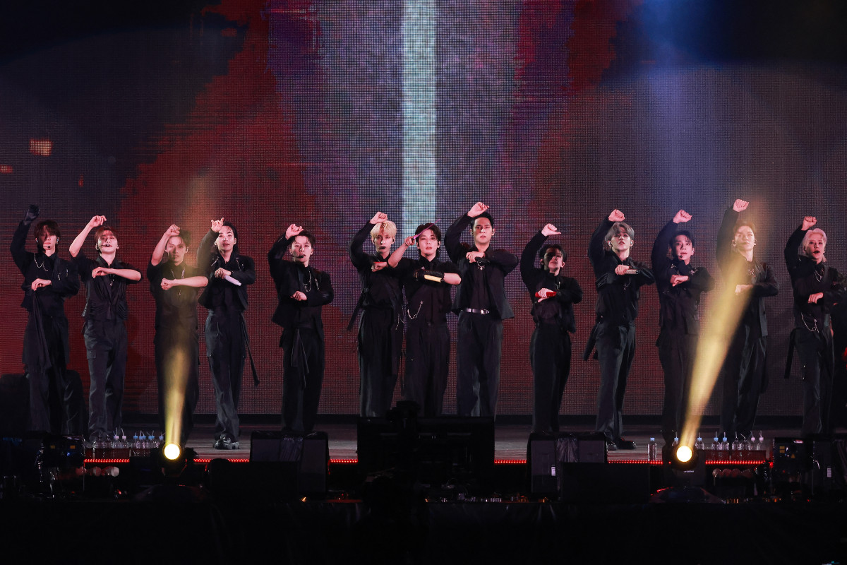 wSEVENTEEN TOUR 'FOLLOW' AGAIN TO JAPANx_ސ(YX^WA)̗lq(P)&(C)PLEDIS Entertainment 