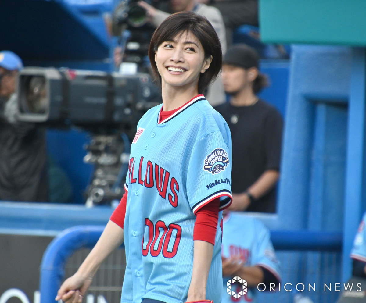 内田有紀、約30年ぶりの始球式 豪快フォーム＆コントロール抜群な投球に歓声 | ORICON NEWS