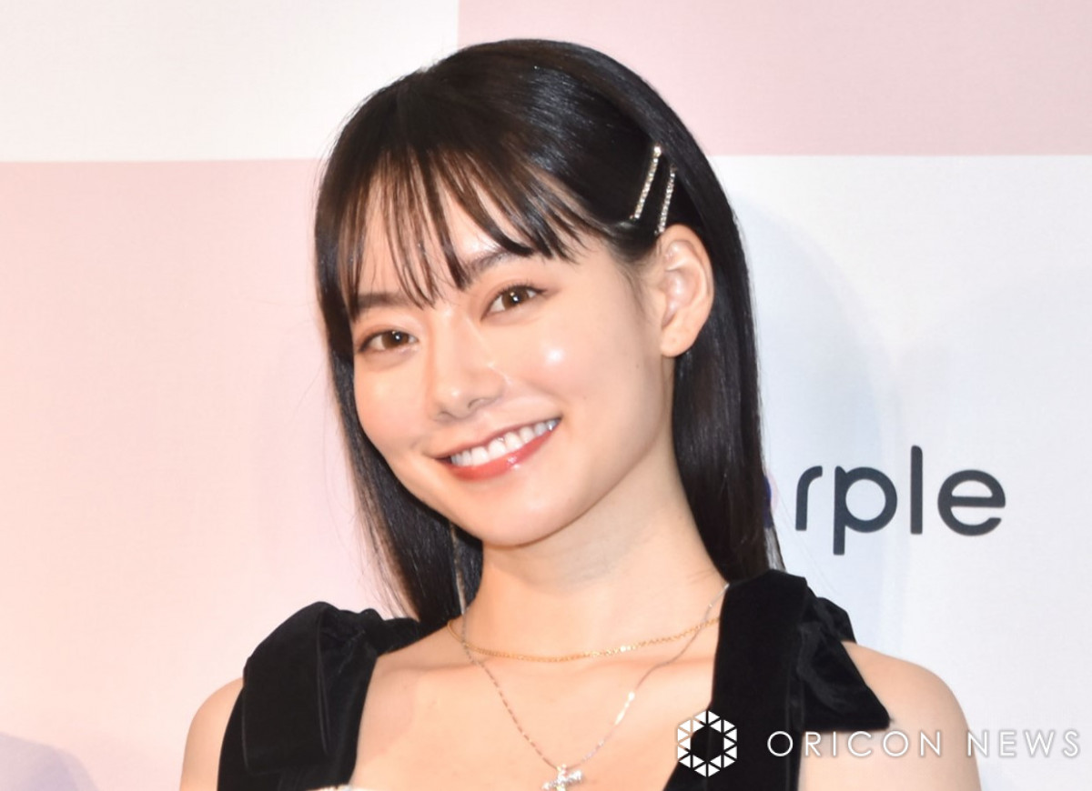 なごみ、超ミニで“太もも美脚”全開「どこから見ても綺麗で、眼福」「モデルさんみたいに完璧」 | ORICON NEWS