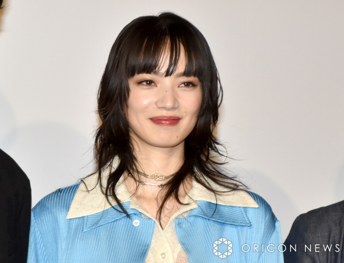 小松菜奈 小松菜奈、我慢できずに“フライング寿司” 松田龍平の暴露に照れ笑い | ORICON NEWS