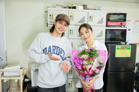 『東京タワー』をクランクアップした松田元太、MEGUMI （C）テレビ朝日 