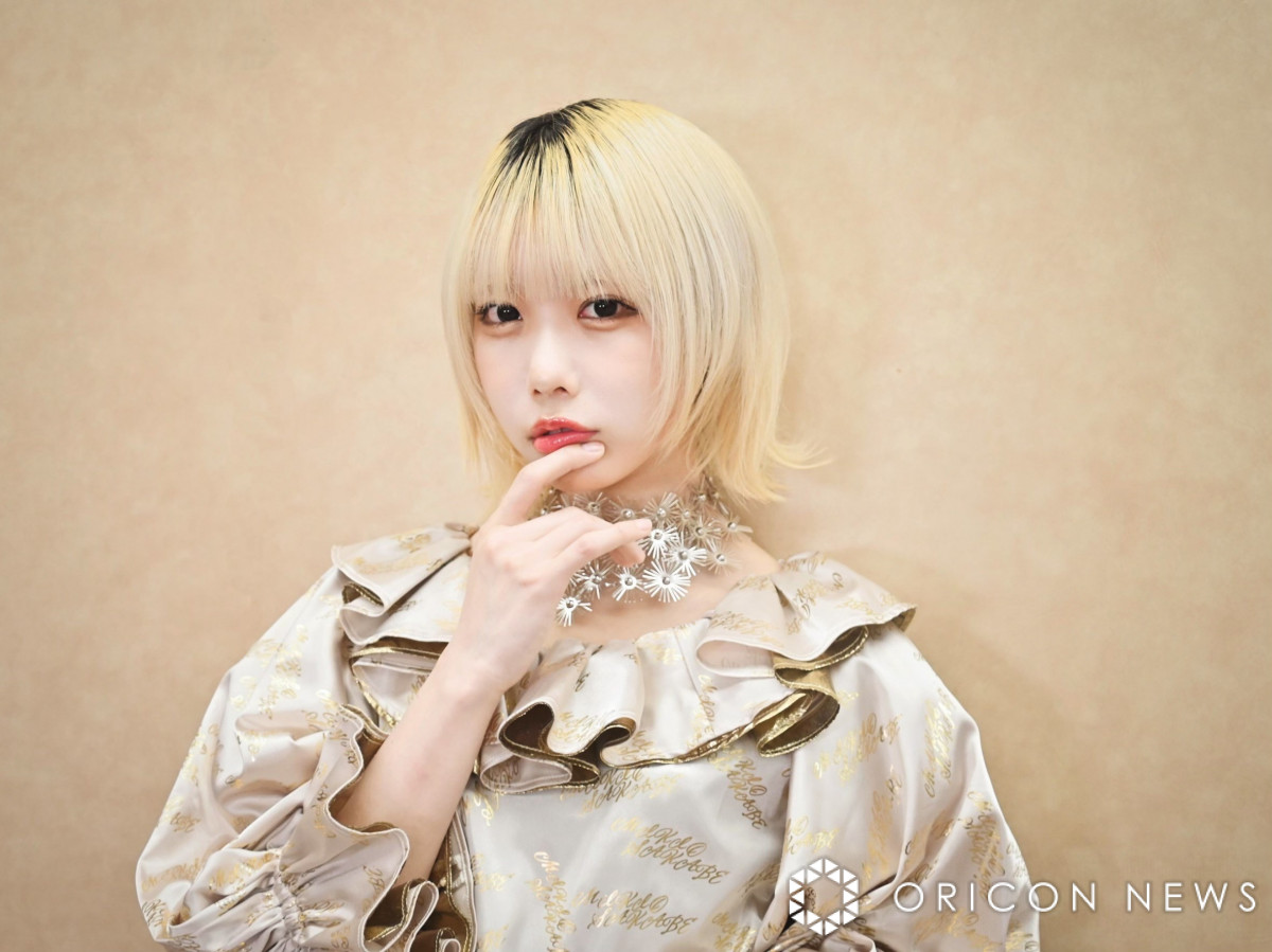 あのちゃん、太もものぞく開脚ショット「9頭身？ 10頭身