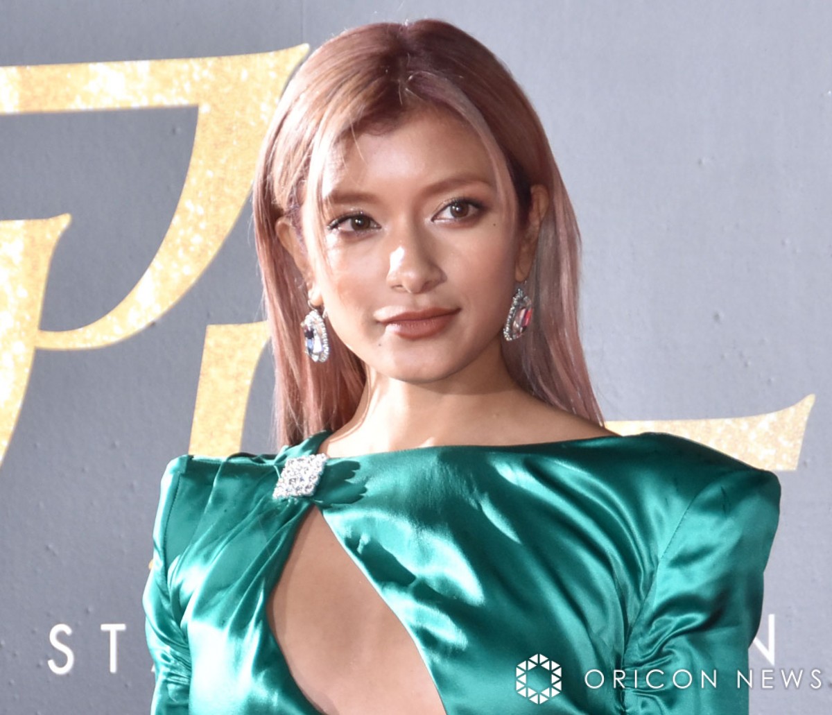 ローラ、“透け美ボディ”ドレス姿「そんな、スケスケの衣装で………」「ジャスミン姫のようです」 | ORICON NEWS