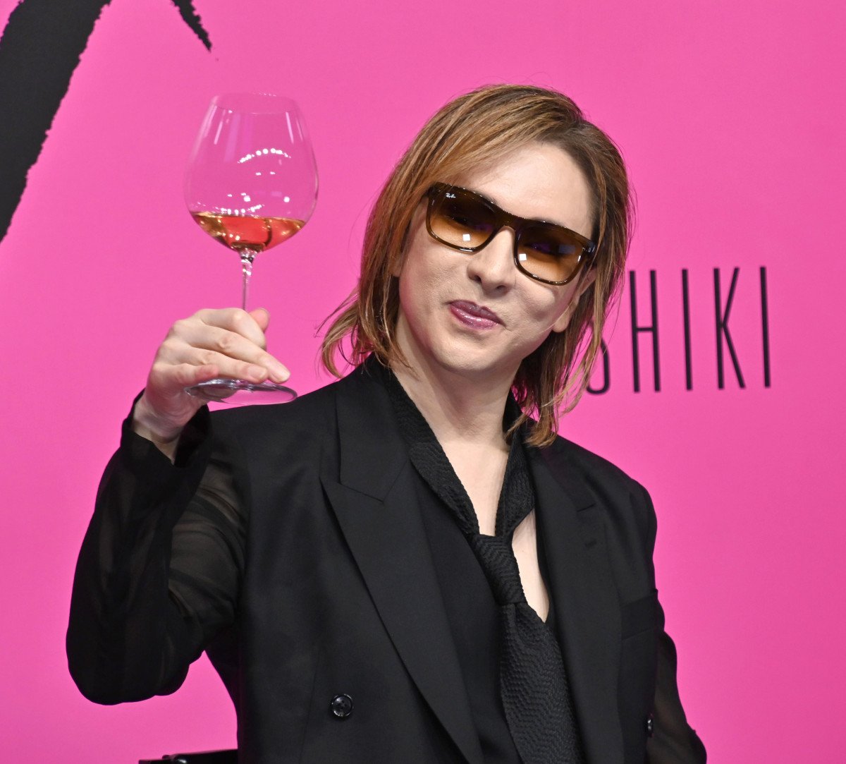 YOSHIKI、プロデュースワイン発表会で“ほろ酔い” 入院→仕事復帰で元気な姿「病み上がりで昼間から飲んでていいのかな（笑）」 | ORICON  NEWS