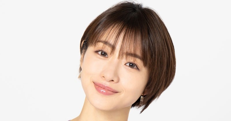 石原さとみ、“ざっくり胸元”で肌見せ 美くびれのぞくミニT