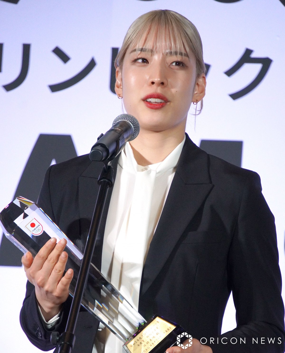 フェンシング・江村美咲選手“金髪”の狙いに照れ笑い パリ五輪へ「チャレンジャーの気持ちで挑みたい」 | ORICON NEWS