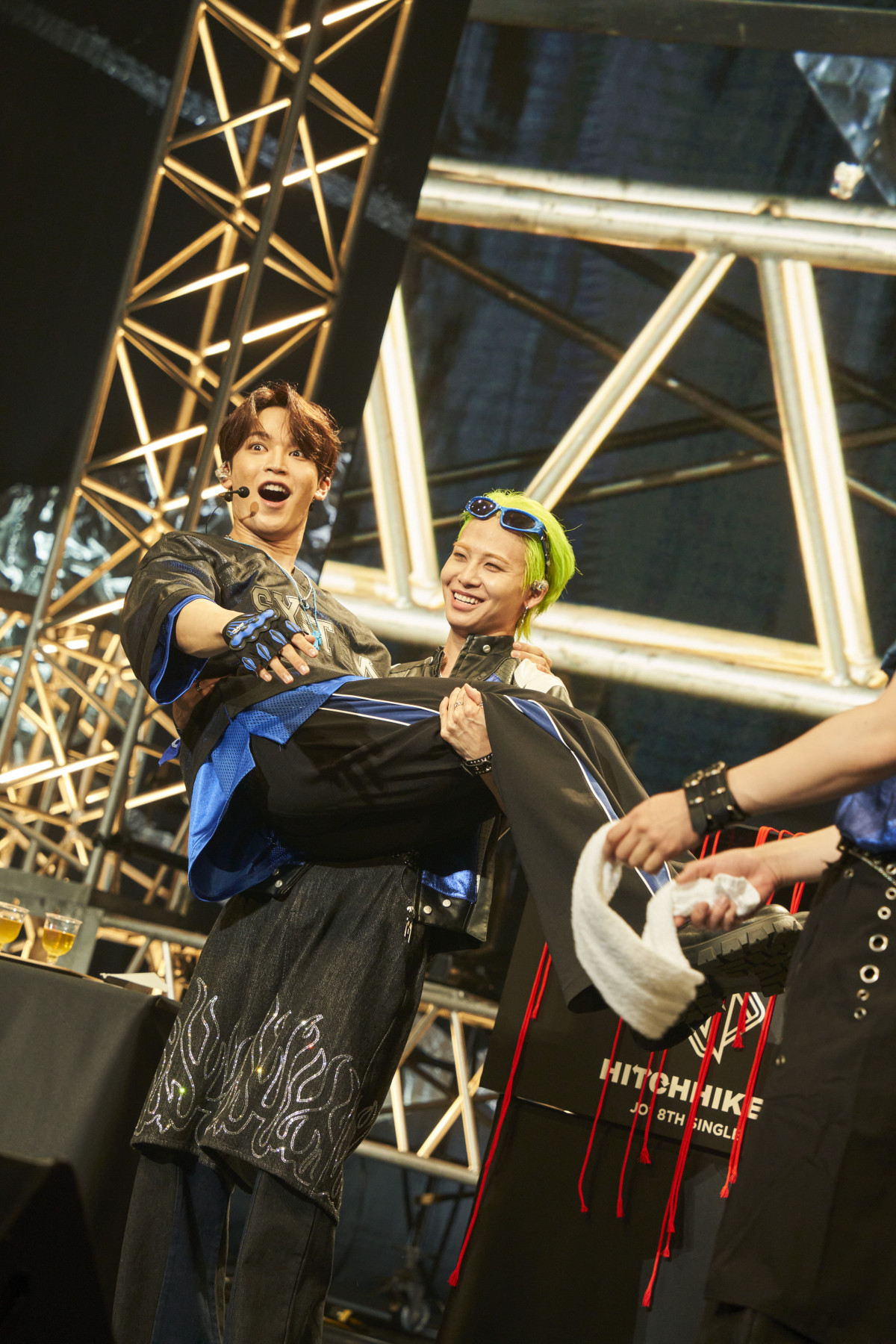 JO1川尻蓮、お姫様抱っこを披露 抱っこされた與那城奨は照れ「やられる