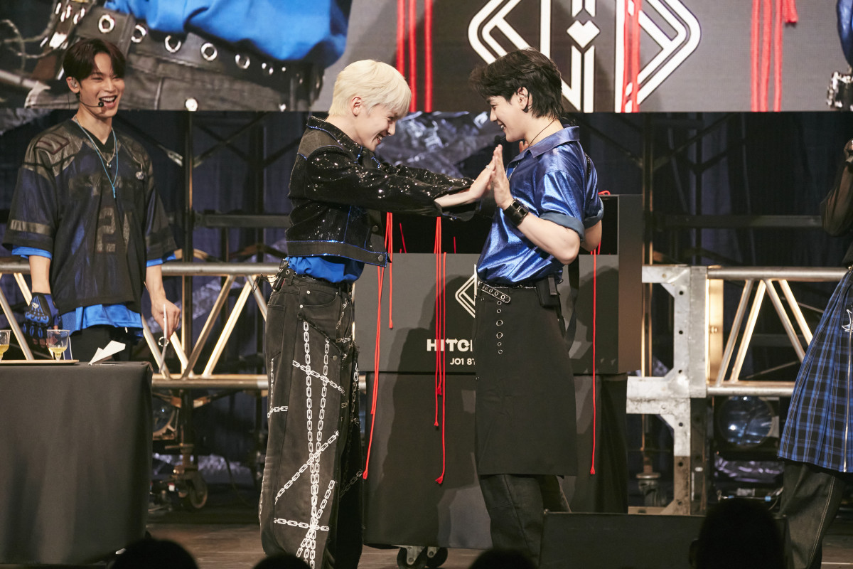 JO1 祭り 川西拓実 豆原一成 JO1川西拓実、手押し相撲対決で豆原一成に大敗 膝から崩れ落ち