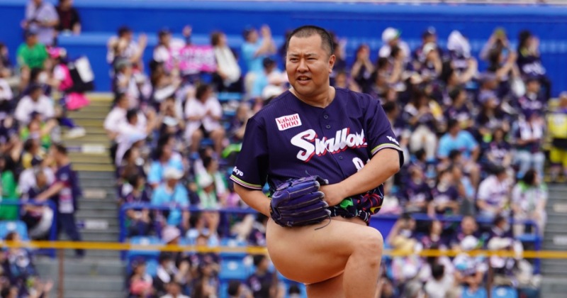 とにかく明るい安村、ノーバン投球 | オリコンニュース（ORICON NEWS）