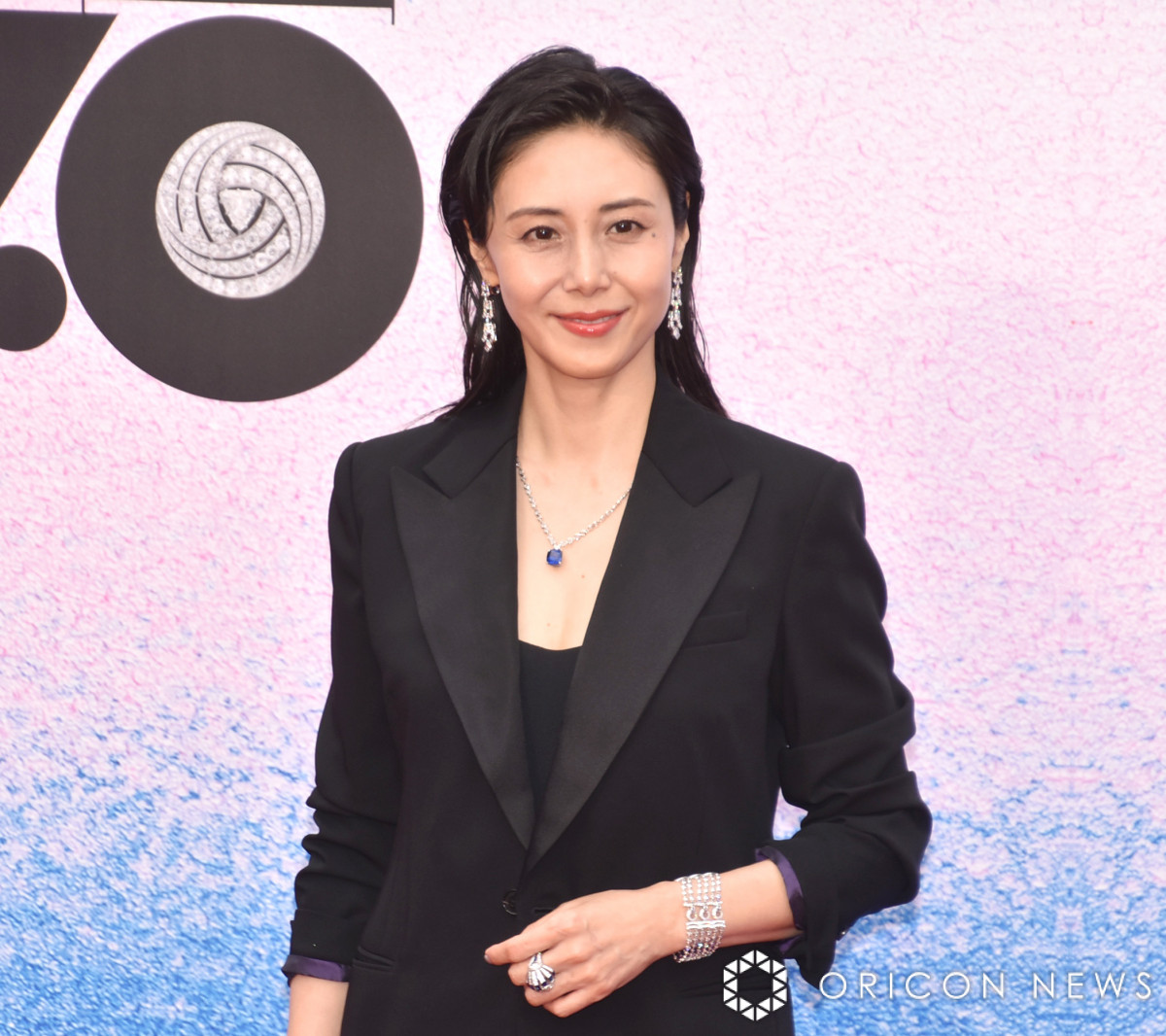 松嶋菜々子、胸元の17カラットのサファイアがキラリ 3億円ジュエリー