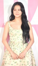 BLACKPINKジス、胸元あらわなゴージャスドレスで魅了 『ミスディオール