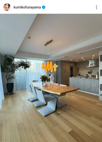 ���݂����[�u���C�ɓ���Ȉꖇ�̃e�[�u����2�N�ԋᖡ���Č��߂��A�g�`�̖؂̃e�[�u���B���j�������ɍ���ōs�������Ȃ��Ǝv���܂��v�i�ʐ^�̓C���X�^�O���� ��kumikofunayama ���j 