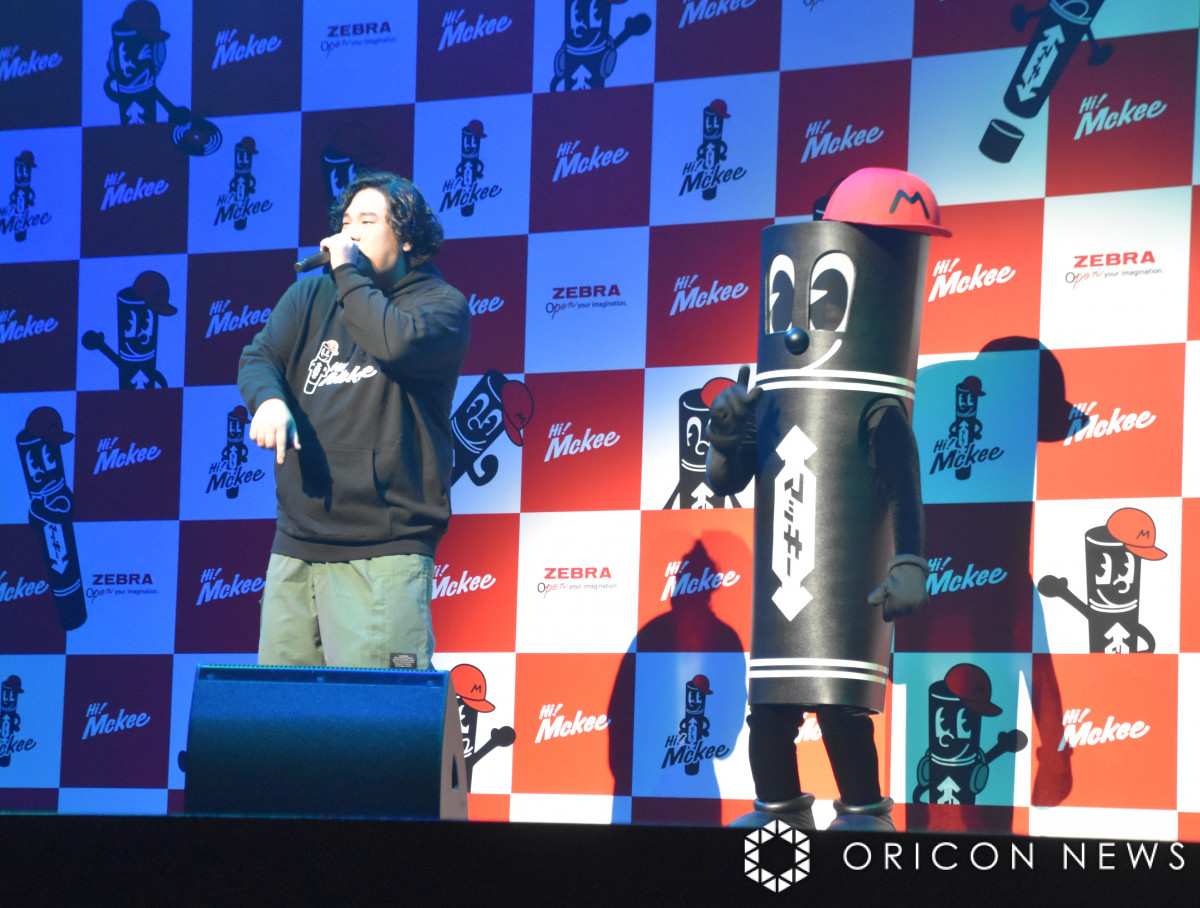 岡崎体育「まさか」 愛用商品とのコラボに驚き | オリコンニュース