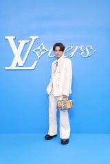 三吉彩花、ウエストを大胆に肌見せ 『ルイ・ヴィトン』ショーに出席