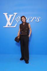 三吉彩花、ウエストを大胆に肌見せ 『ルイ・ヴィトン』ショーに出席