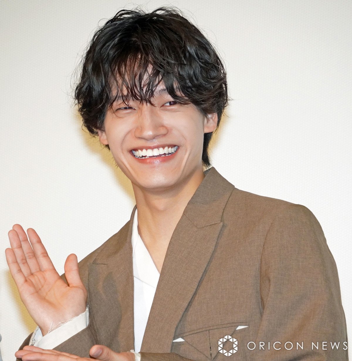 Aぇ! group佐野晶哉、平泉成に涙ぐむ「目にキラキラしたものが…」 “出会いの運”に感謝「幸せです」 | ORICON NEWS