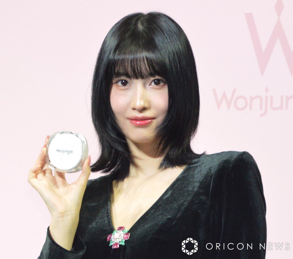 TWICE・MOMO、胸チラ＆へそ出しで“圧巻美ボディ”「めっちゃ綺麗すぎるわ」「エロかわいい」 シンガポール版『VOGUE』撮影 | ORICON  NEWS