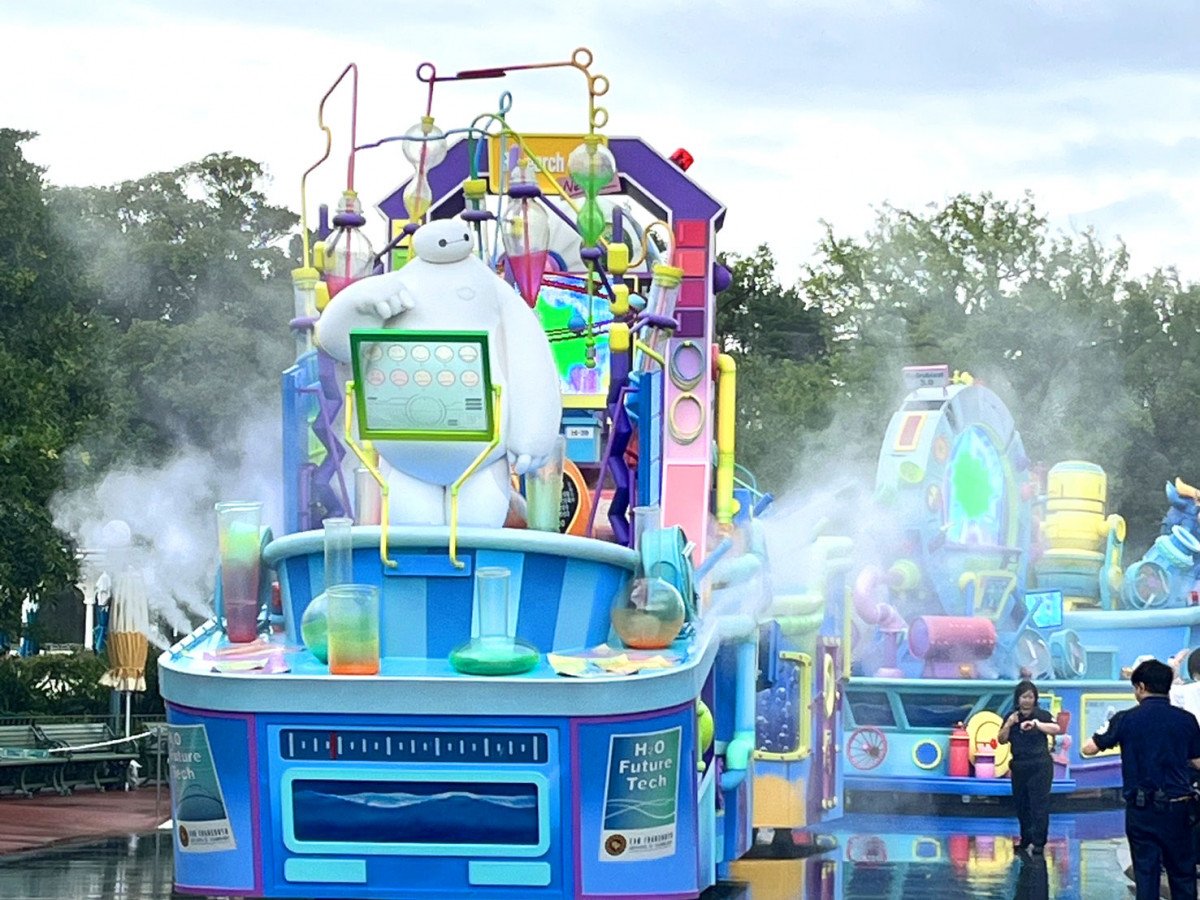 夏ディズニー、ベイマックスの“びしょ濡れ砲”がレベルアップ