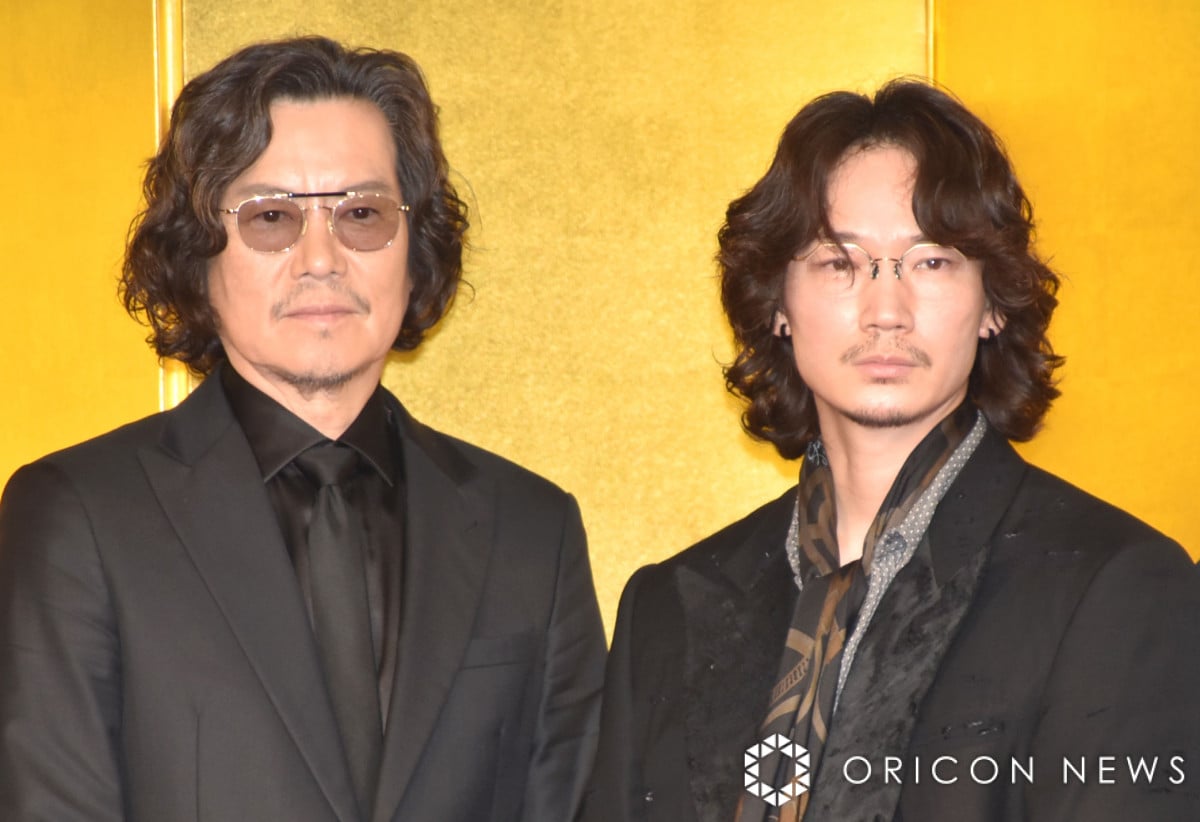 綾野剛×豊川悦司、地面師役で怪しげなダークスーツ トヨエツの演技にうっとり「瞳に吸い込まれていく」 | ORICON NEWS