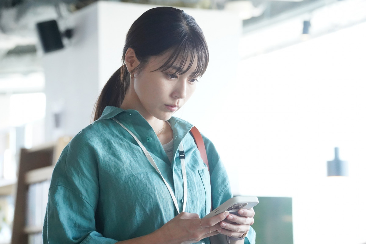 allureville ドラマ　海のはじまり　有村架純　着用　ビスチェ　ネイビー 画像・写真 | 目黒蓮“夏”は有村架純“弥生”に娘の存在を打ち明ける 『海