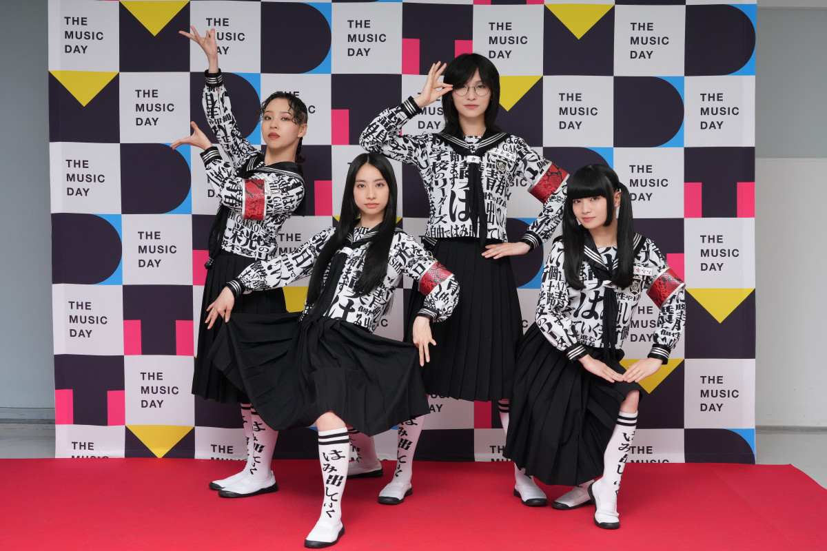 MUSIC DAY】新しい学校のリーダーズ、イモトアヤコと“世界で戦うセーラー服コラボ”に気合十分 | ORICON NEWS