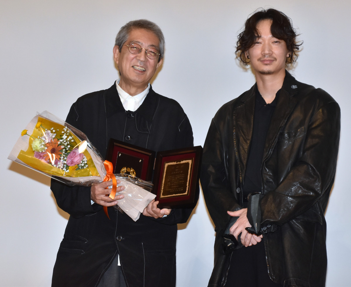 荒井佑奈　エロ 日プロ大賞』監督賞に『花腐し』の荒井晴彦監督 綾野剛がサプライズで登場し祝福「引き続き撮れるだけ何本も撮って」 | ORICON NEWS