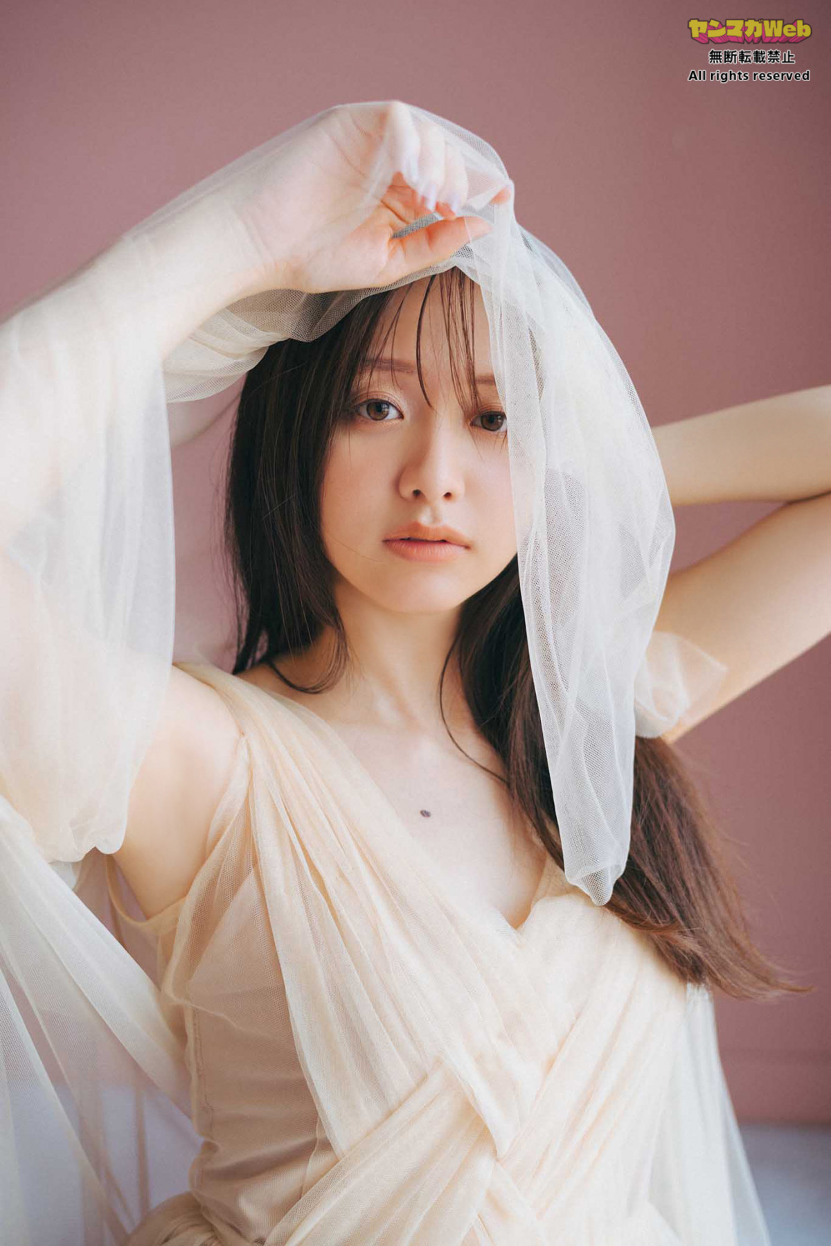 森香澄『ヤンマガ』初表紙グラビアの秘蔵カット公開 “あざとかわいい