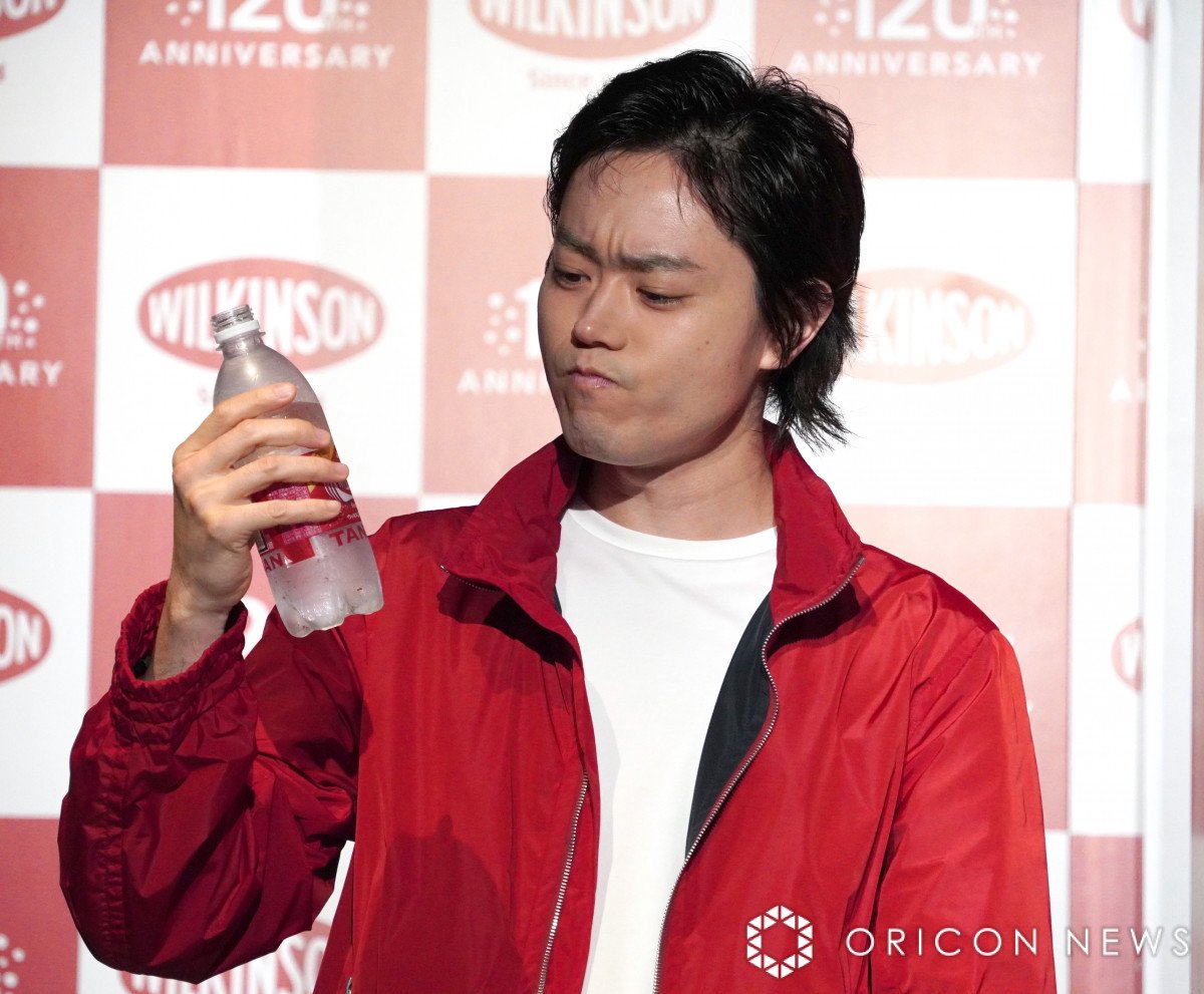 菅田将暉、第1子誕生後初のイベント出演 かっこ良すぎる炭酸水の飲みっ