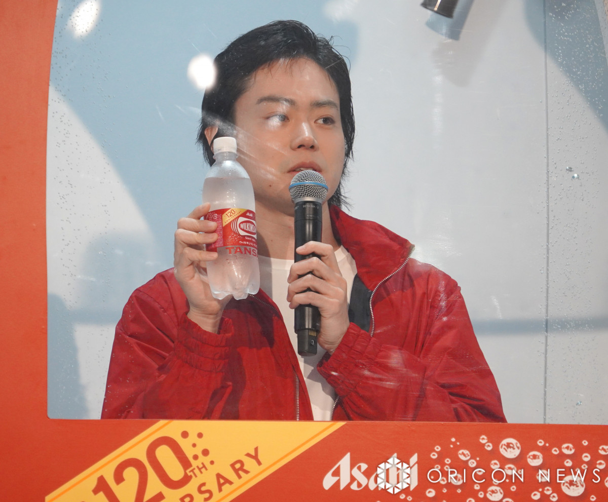 菅田将暉、第1子誕生後初のイベント出演 かっこ良すぎる炭酸水の飲みっ