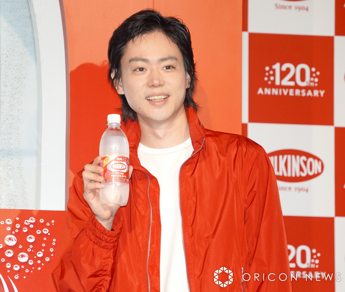 菅田将暉、第1子誕生後初のイベント出演 かっこ良すぎる炭酸水の飲みっ