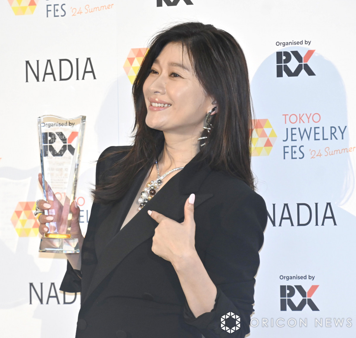 篠原涼子“50代部門”受賞に驚きの声も「笑ってる！」 報道陣とおちゃめにやり取り | ORICON NEWS