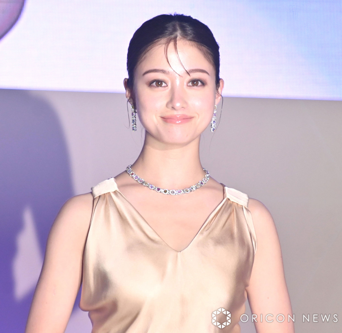 画像・写真 | 橋本環奈、5000万円ジュエリー＆大胆背中見せドレスに