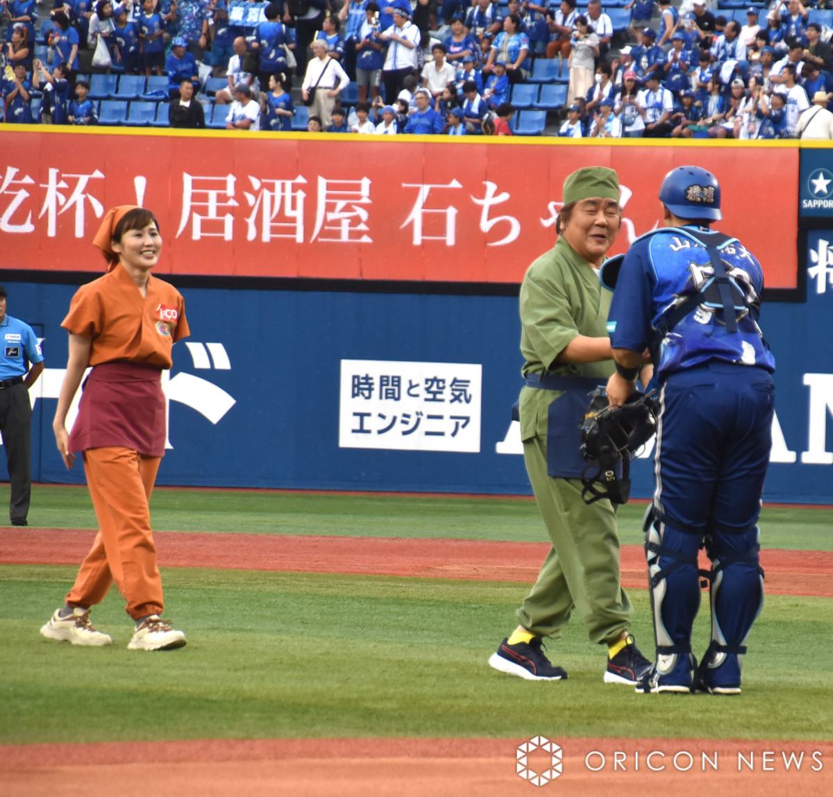 石塚英彦、地元ハマスタで始球式 またもノーバンならず苦笑い「もう