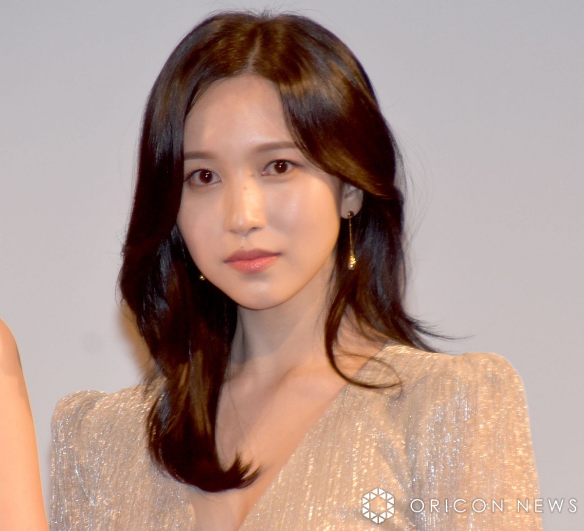 TWICE・MINA、太もも全開“超ミニ丈”で脚組みポーズ オフショットに反響