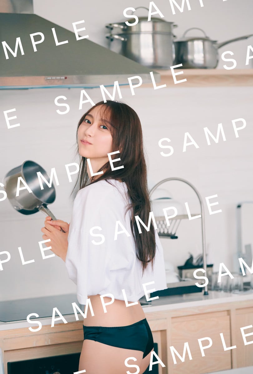 乃木坂46・弓木奈於、シーツのすきまから美脚がチラリ 1st写真集