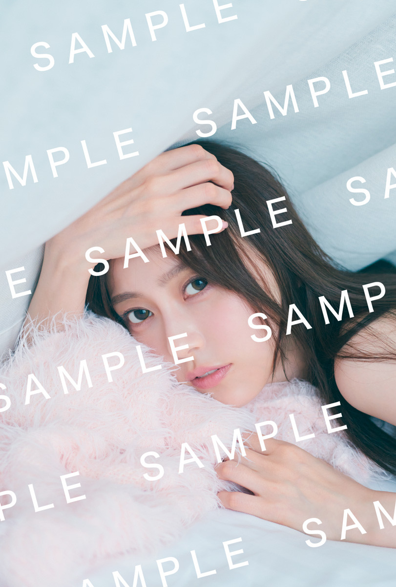 乃木坂46・弓木奈於、シーツのすきまから美脚がチラリ 1st写真集