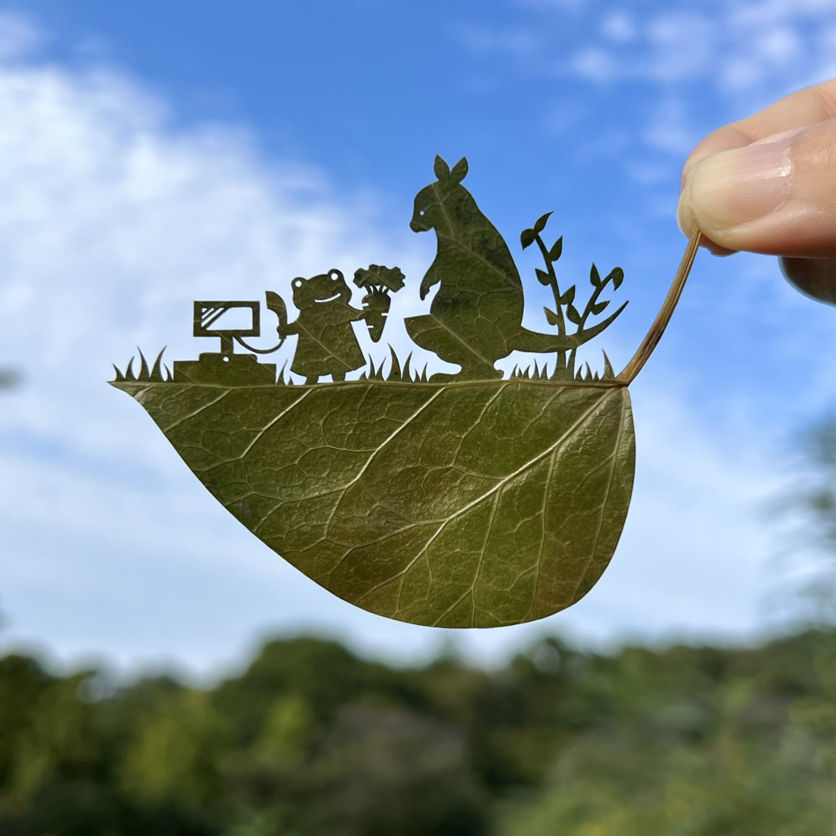 ADHDの“こだわり”を前向きに、「葉っぱ切り絵」リトさん新刊発売