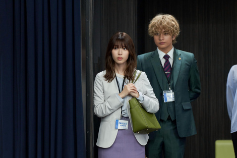 Seira Shiraishi and Kento Nakajima appearing in TV Tokyo's drama 'It's Just Someone Else's Business: The Real Job of a Certain Lawyer' (C) 'It's Just Someone Else's Business' Production Committee 